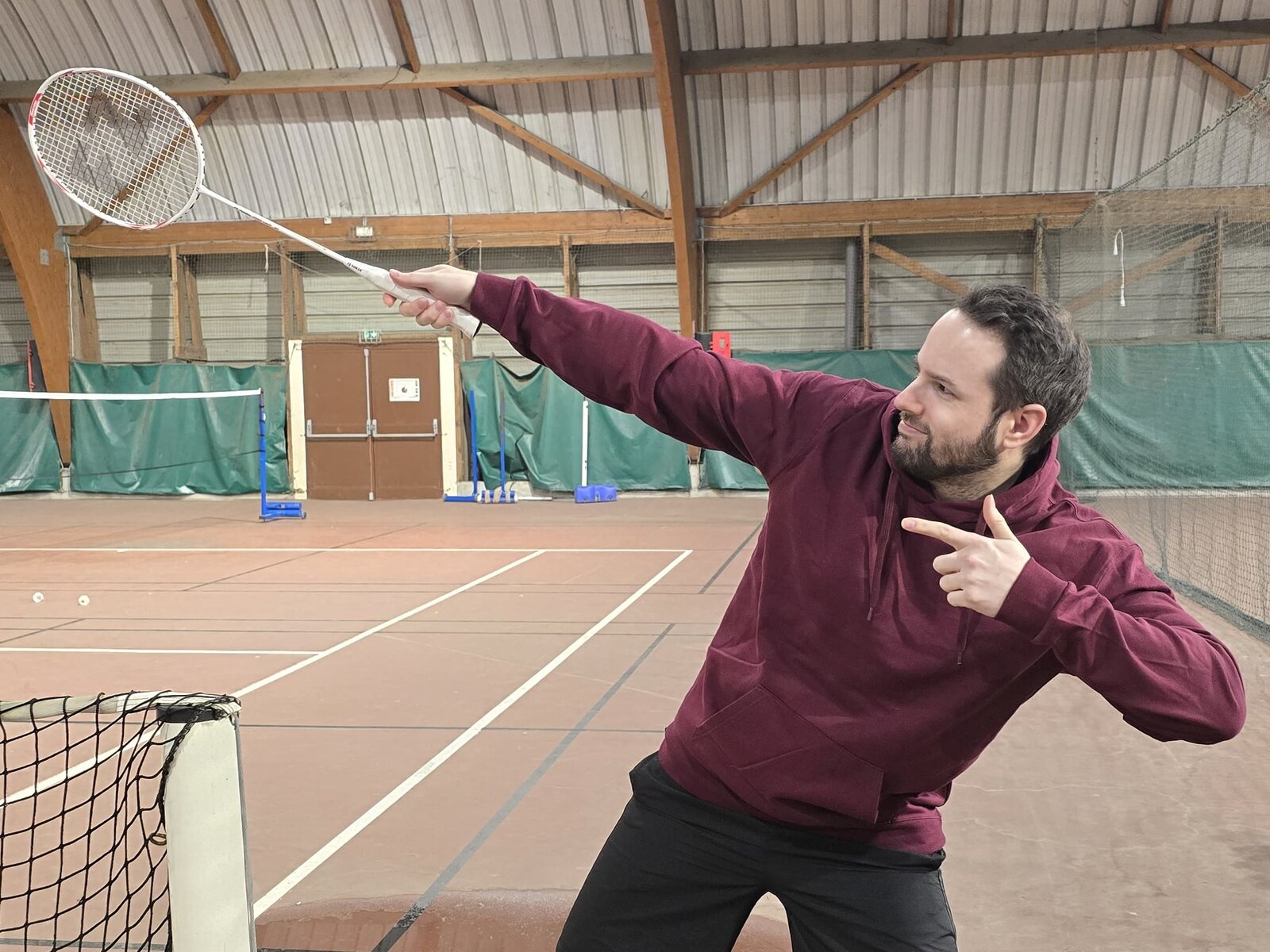 Joueur de badminton en action près du filet pendant un créneau