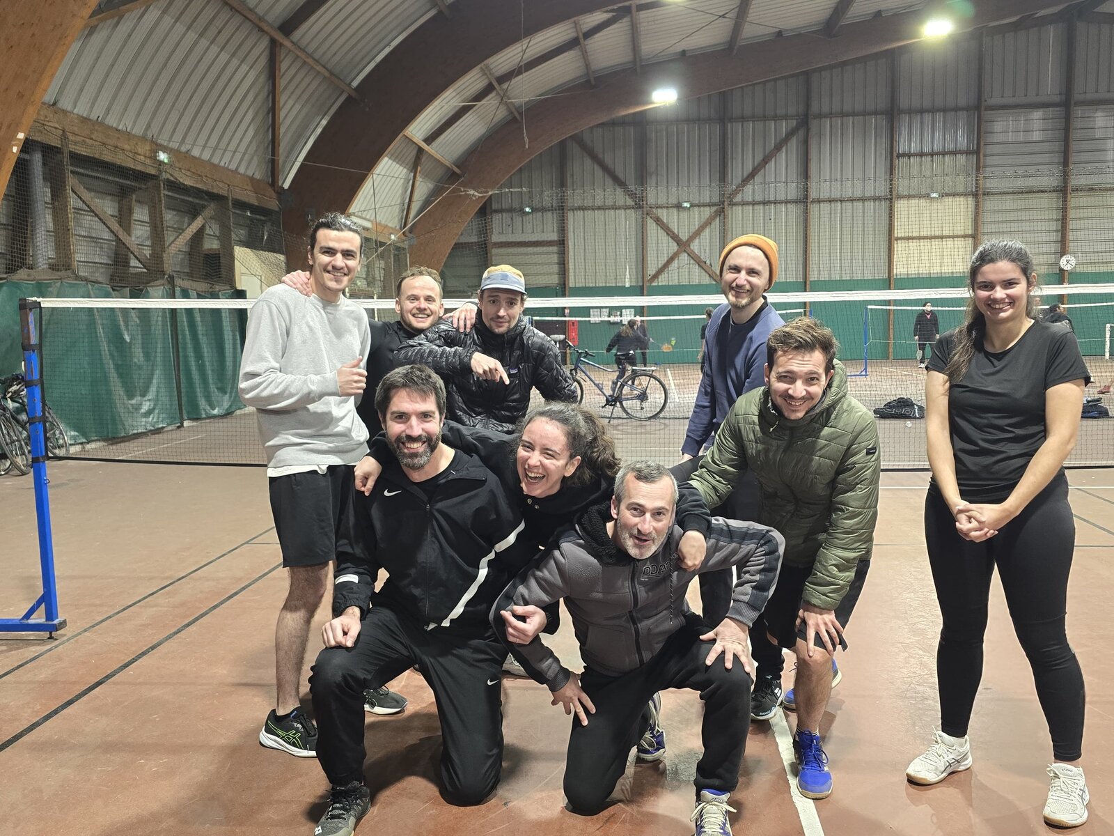 Groupe de joueuses et joueurs après un créneau de badminton à Toulouse