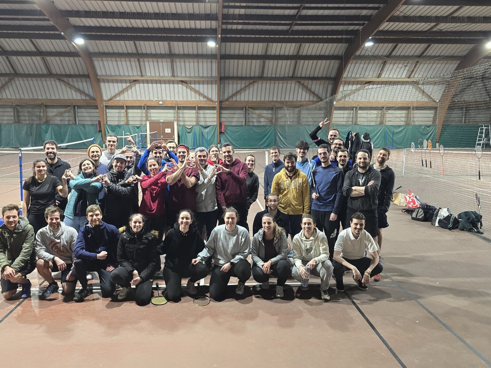 Grande photo de groupe des adhérents du club ABCD Badminton à la Halle des Argoulets