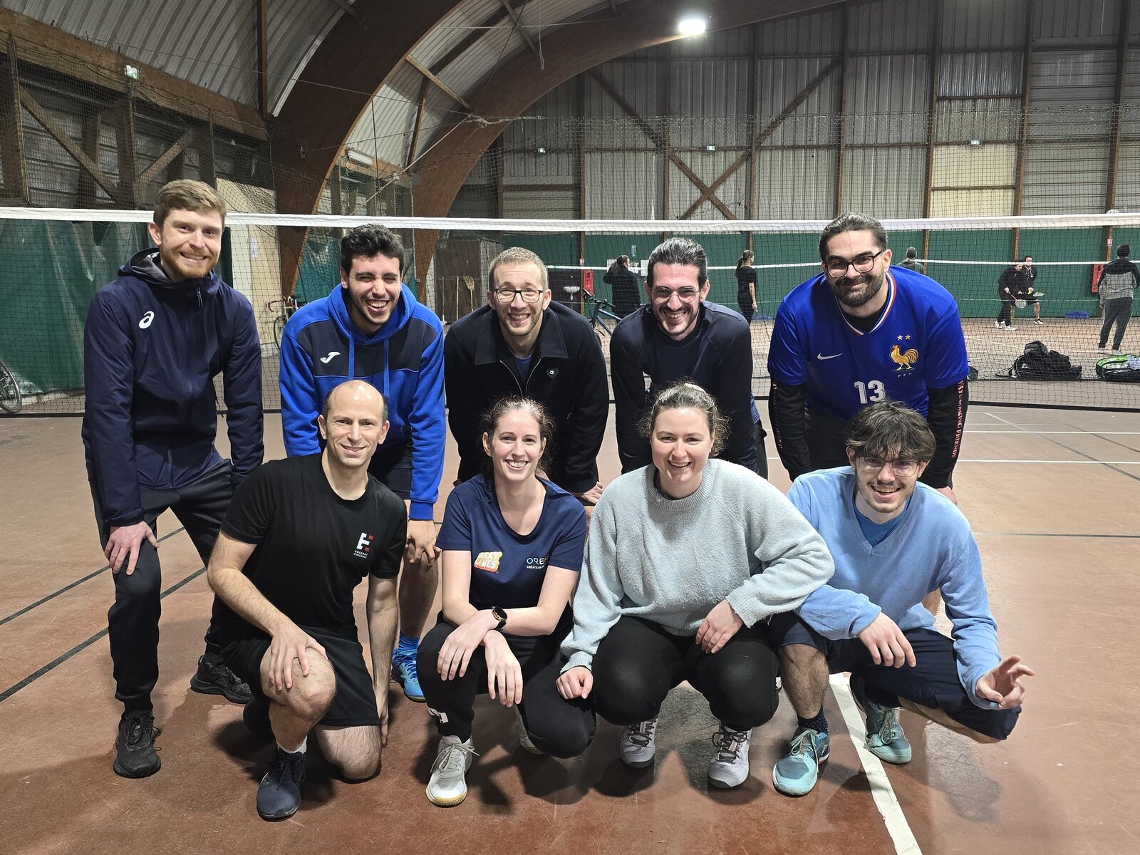 Groupe d'adhérents du club de badminton ABCD à la Halle des Argoulets