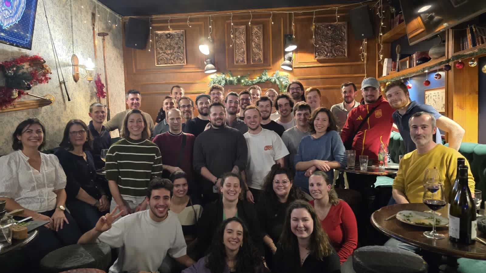 Adhérents du club ABCD réunis autour d'une grande table lors d'une soirée conviviale
