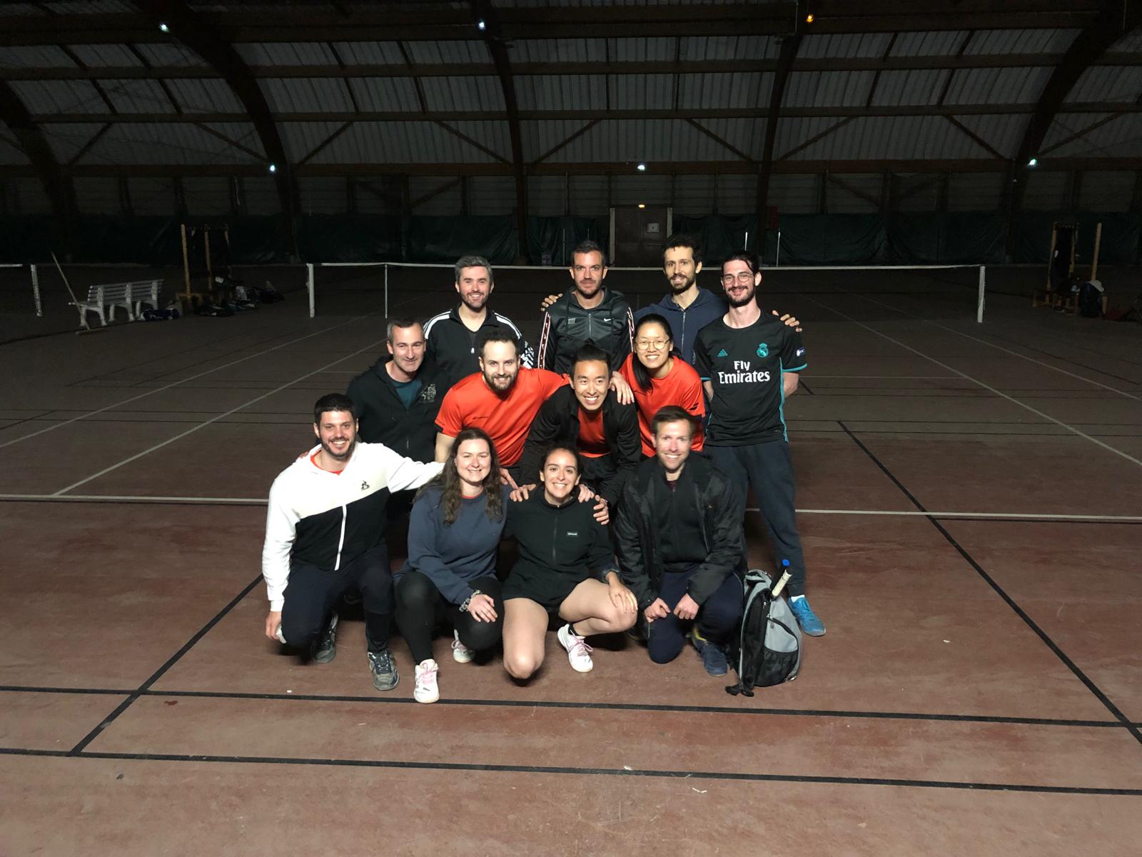 Équipe du club réunie sur un terrain après une rencontre en soirée