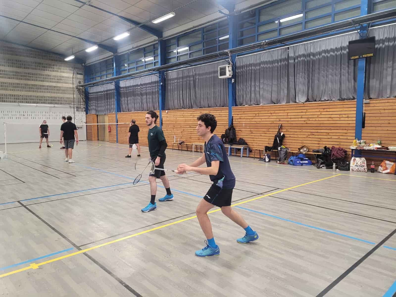 Joueuse en action pendant un match de badminton à la Halle des Argoulets