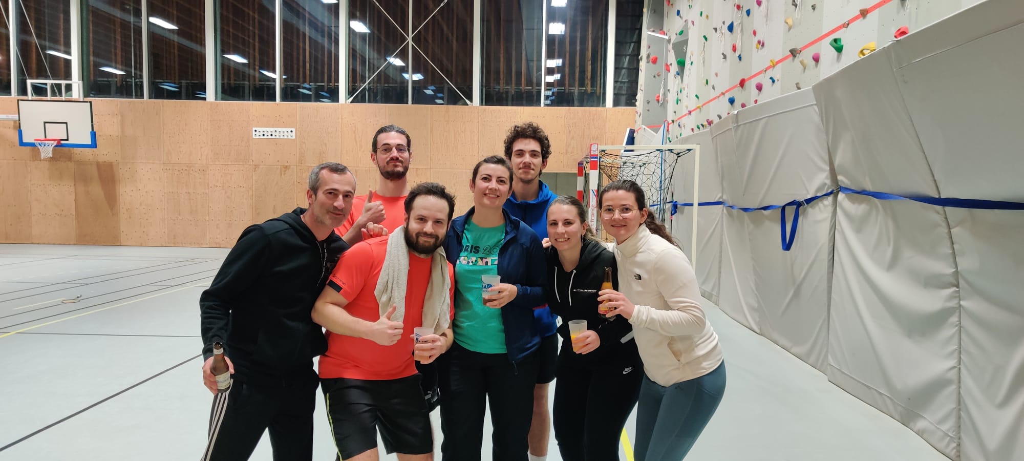 Joueuses et joueurs posant ensemble après une rencontre de badminton