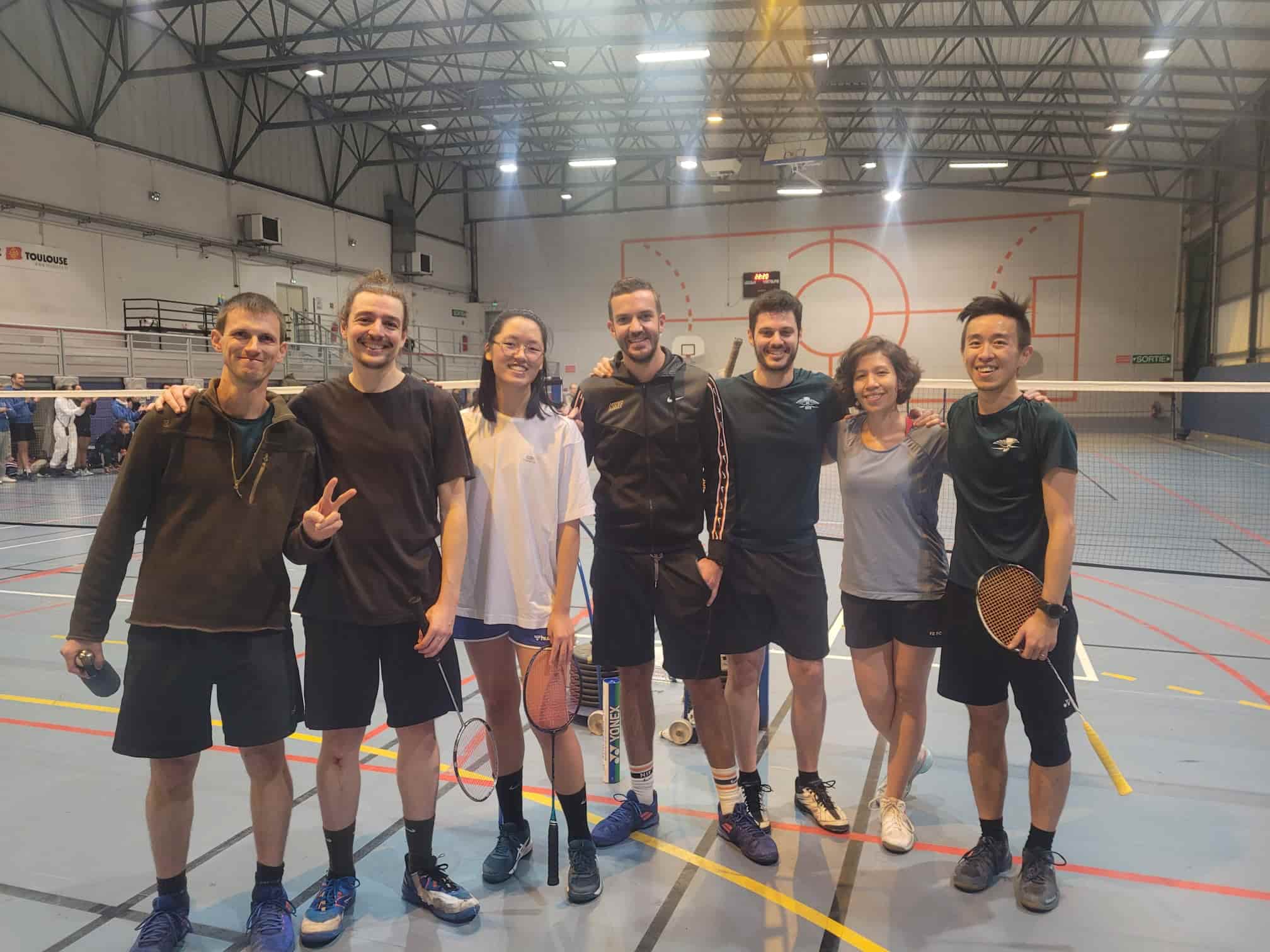Équipe de joueurs réunie sur les terrains après une rencontre interclub